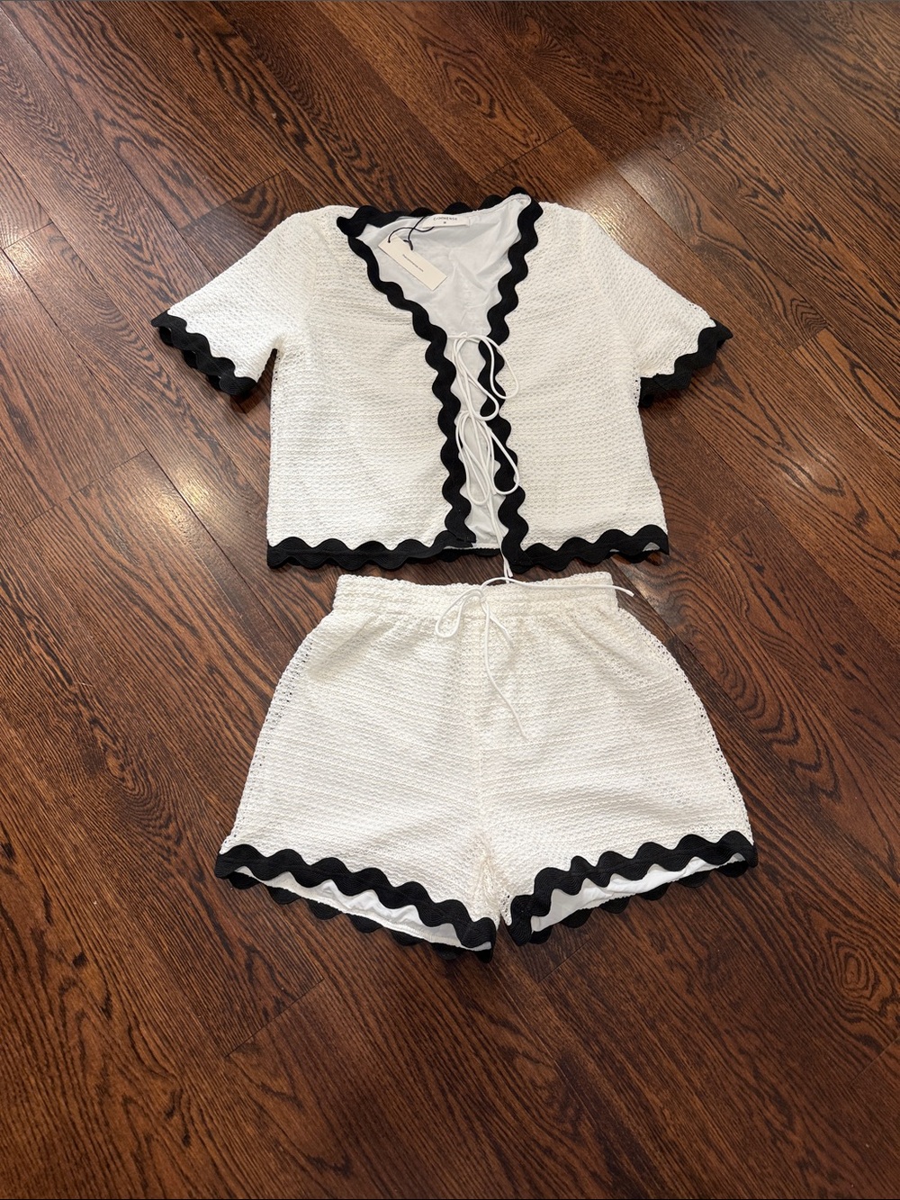 Commense White Knit Top with Black Scalloped Trim and matching shorts - Picture 1 of 4